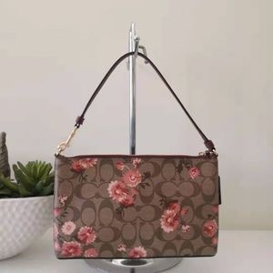 Coach Bags - NWT COACH Lrg Wristlet 25 Pouch Coach Bags - NWT COACH Lrg Wristlet 25 Pouch